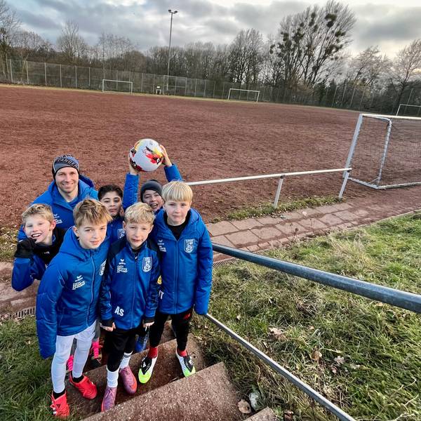 Fußballteam vor Ascheplatz