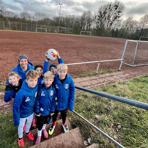 Fußballteam vor Ascheplatz