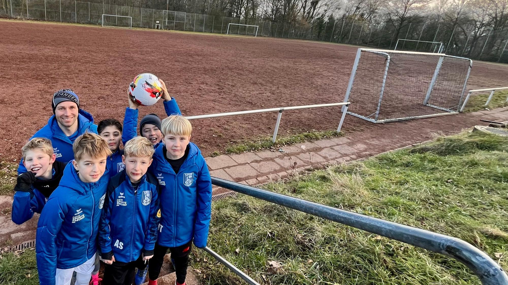 Fußballteam vor Ascheplatz