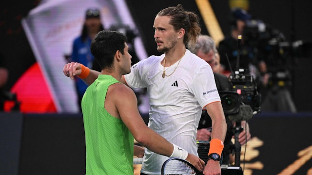 Alexander Zverev und Carlos Alcaraz umarmen sich nach dem Spiel.