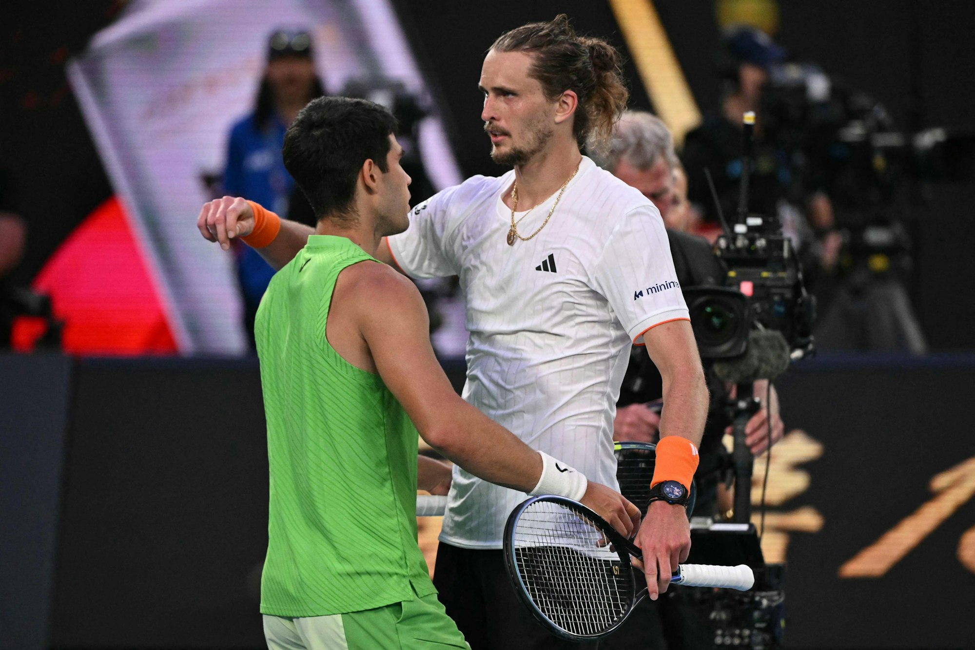 Alexander Zverev und Carlos Alcaraz umarmen sich nach dem Spiel.