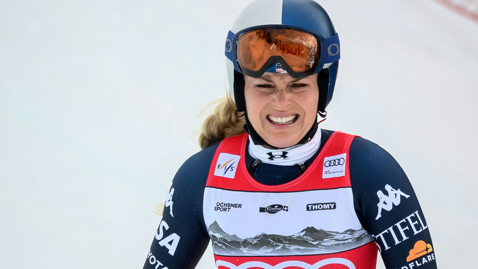 Lindsey Vonn rappelt sich nach ihrem Sturz wieder auf und fährt ins Ziel.