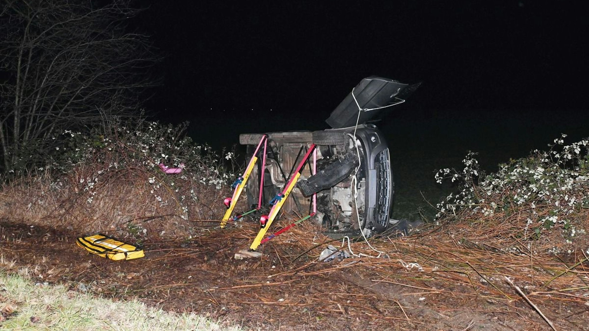 Symbolbild: Einsatzkräfte der Feuerwehr bei einem Verkehrsunfall.