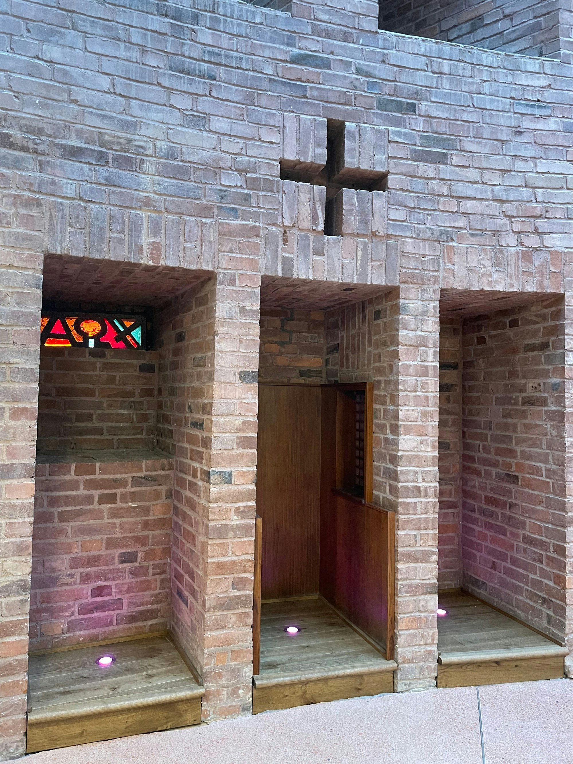 Der Beichtstuhl inklusive Gitter ist erhalten geblieben, die Türen wurden entfernt.