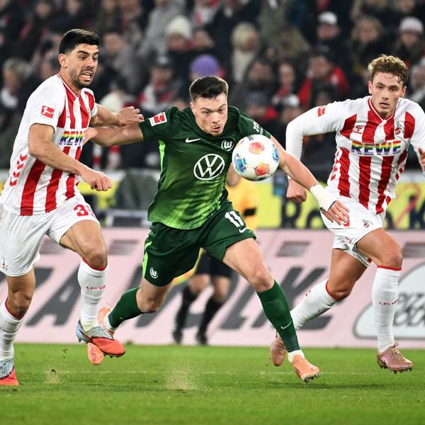 Die Kölner Innenverteidiger Cenk Özkacar und Sebastian Sebulonsen im Duell mit Wolfsburgs Dzenan Pejcinovic