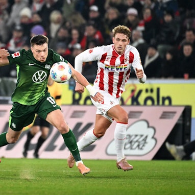 Die Kölner Innenverteidiger Cenk Özkacar und Sebastian Sebulonsen im Duell mit Wolfsburgs Dzenan Pejcinovic