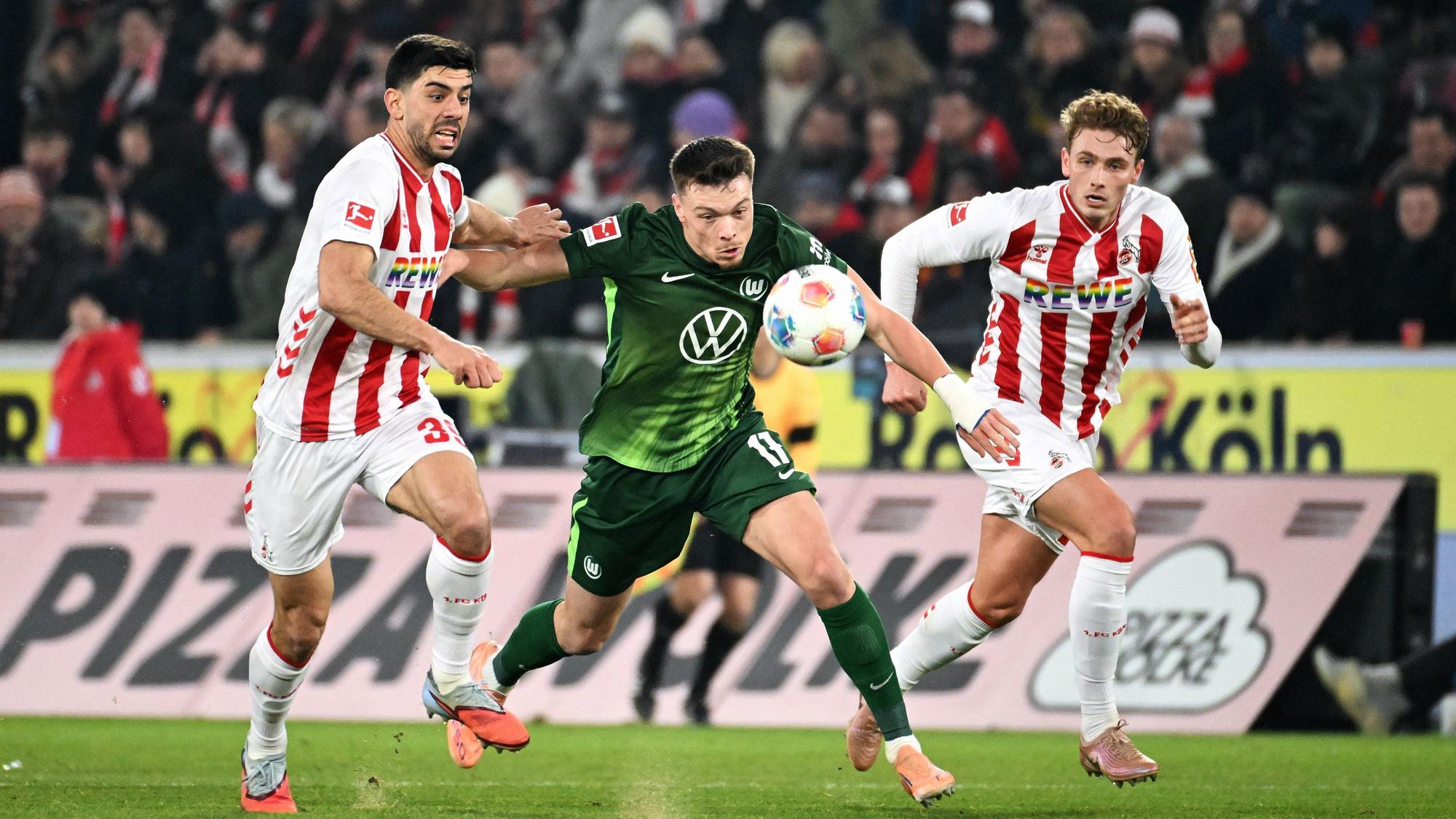 Die Kölner Innenverteidiger Cenk Özkacar und Sebastian Sebulonsen im Duell mit Wolfsburgs Dzenan Pejcinovic