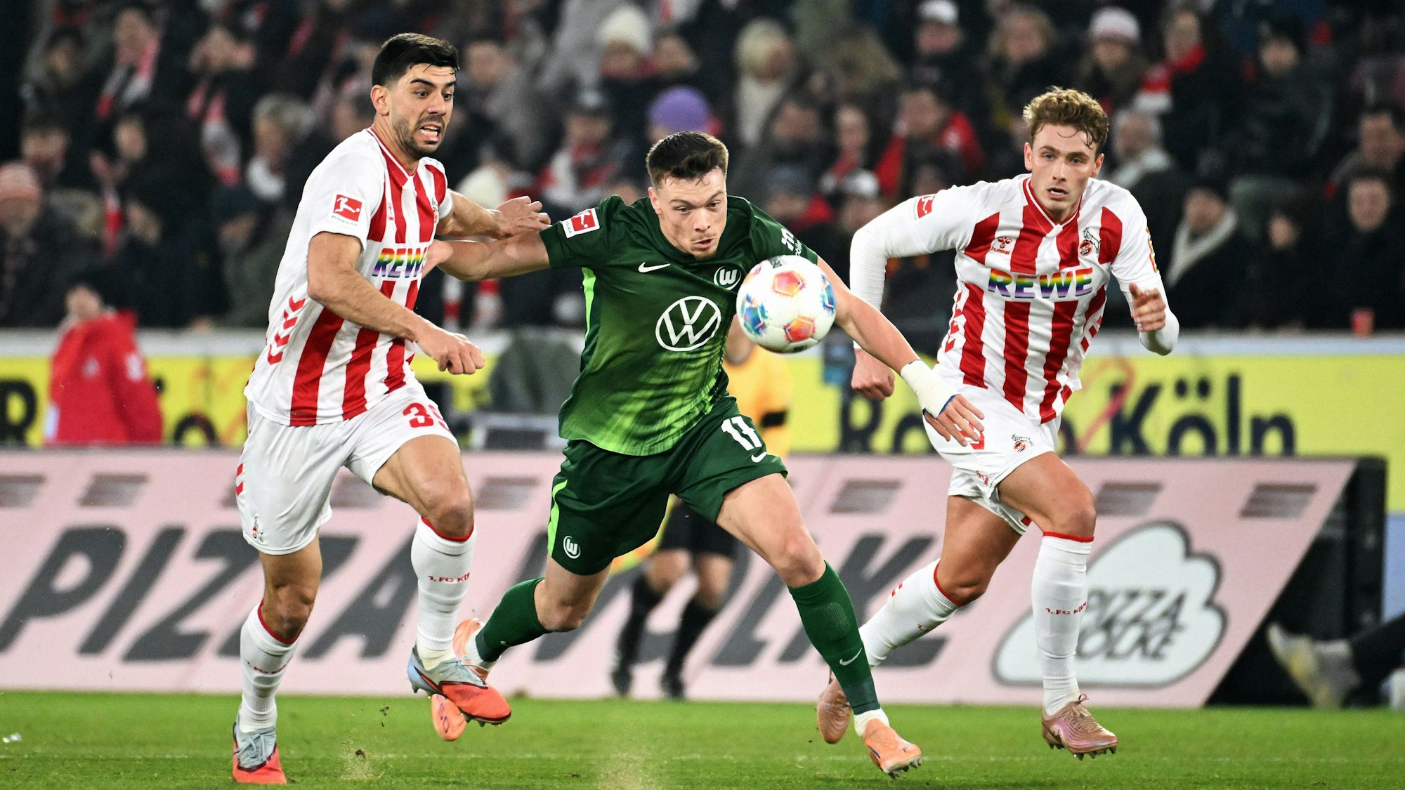 Die Kölner Innenverteidiger Cenk Özkacar und Sebastian Sebulonsen im Duell mit Wolfsburgs Dzenan Pejcinovic