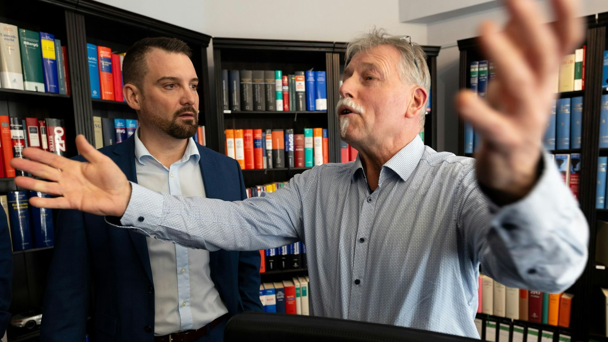 Einer der ersten Kläger ist Joachim Alfred Wagner (r), der sich von Rechtsanwalt Daniel Kuhlmann vertreten lässt.