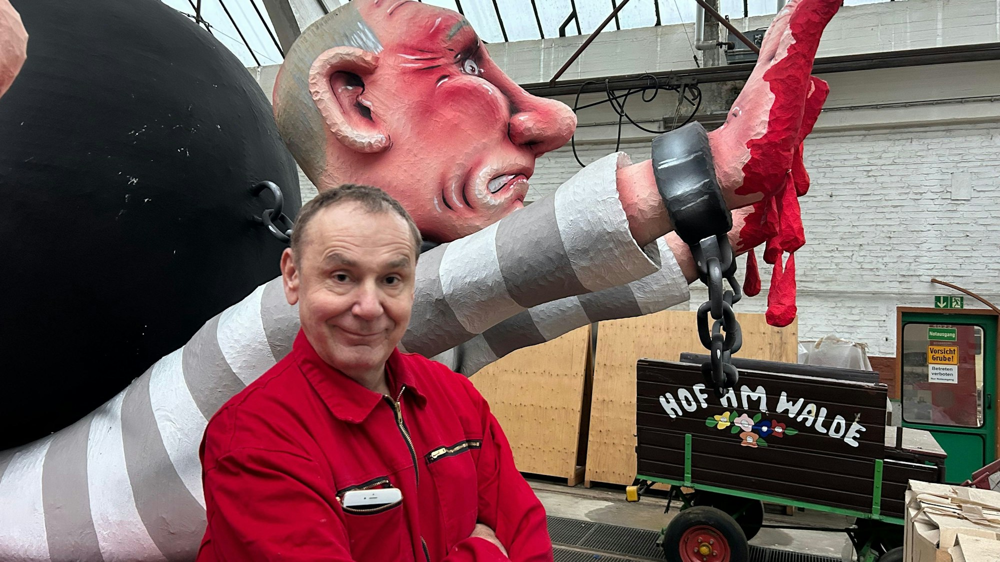 Jacques Tilly vor einem seiner Putin-Wagen