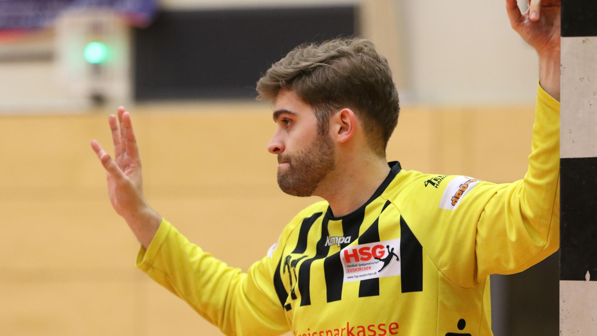 Aaron Wilden steht mit ausgebreiteten Armen und im HSG-Euskirchen-Trikot im Tor.