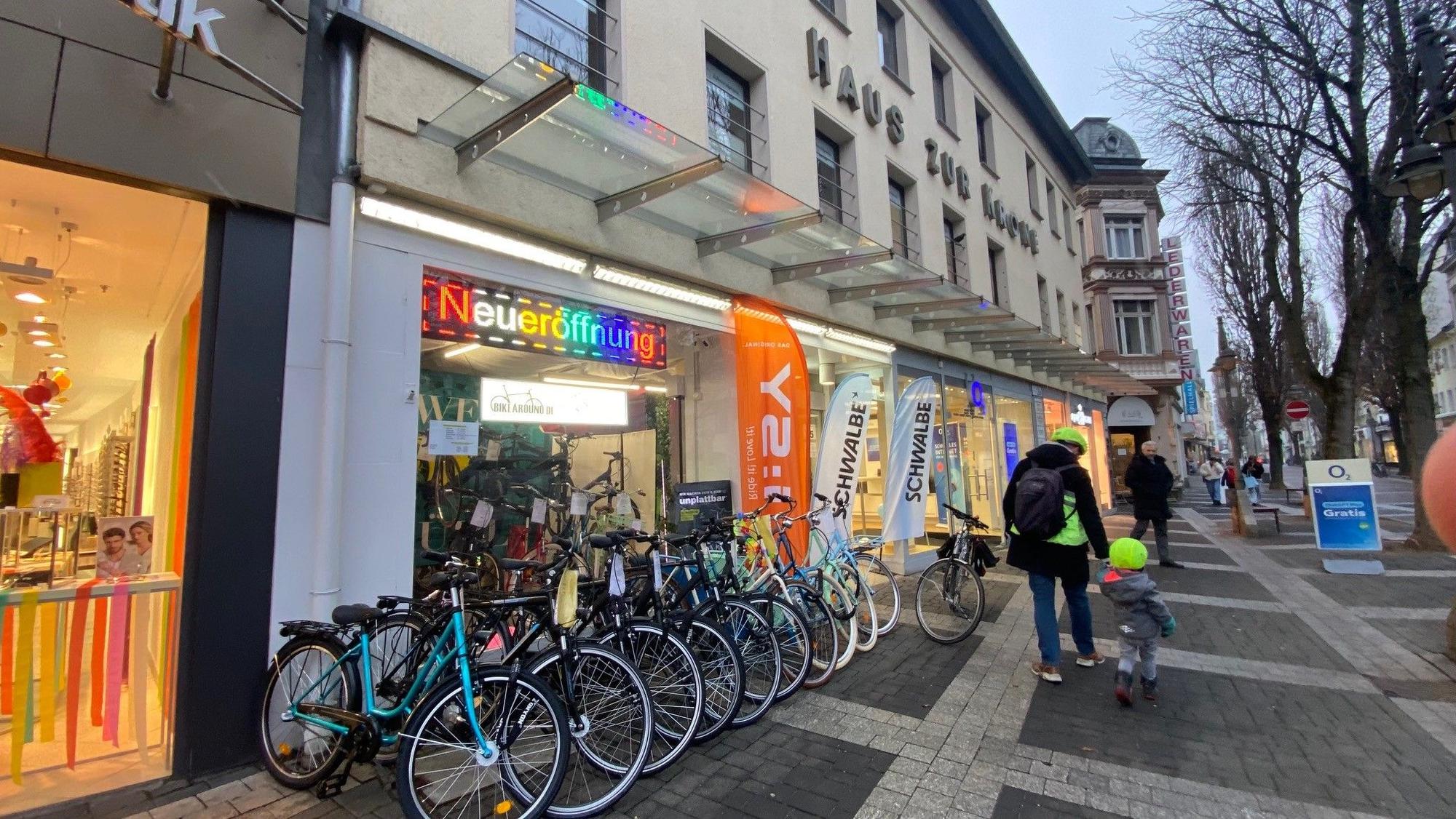 Zu sehen ist das Gebäude, in dem sich das Geschäft befindet. Davor stehen Fahrräder.
