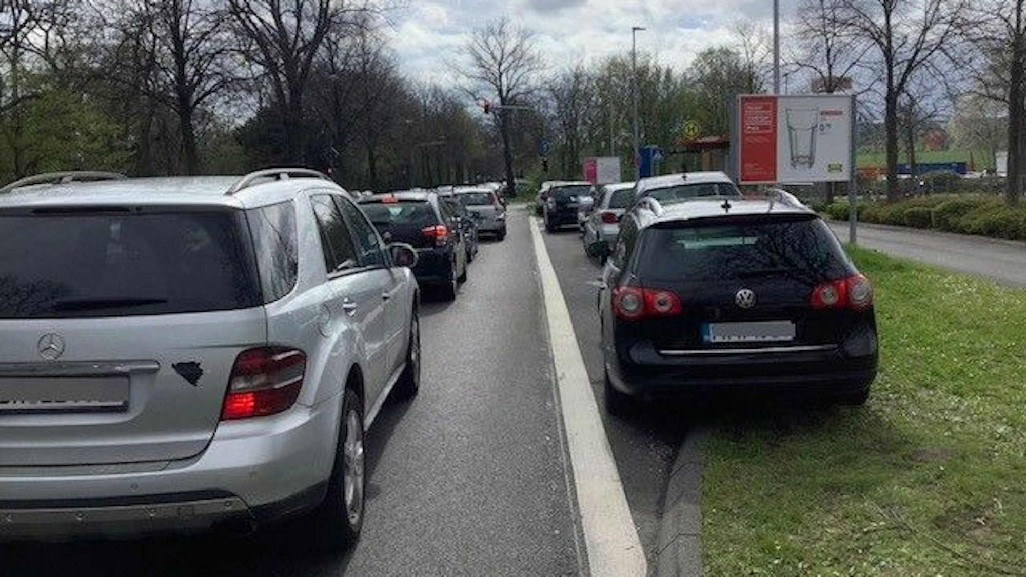 Beim Trödel in Godorf ist gefühlt jeder mögliche Platz im Stadtteil zugeparkt. (Foto von vorangegangenen Veranstaltungen).