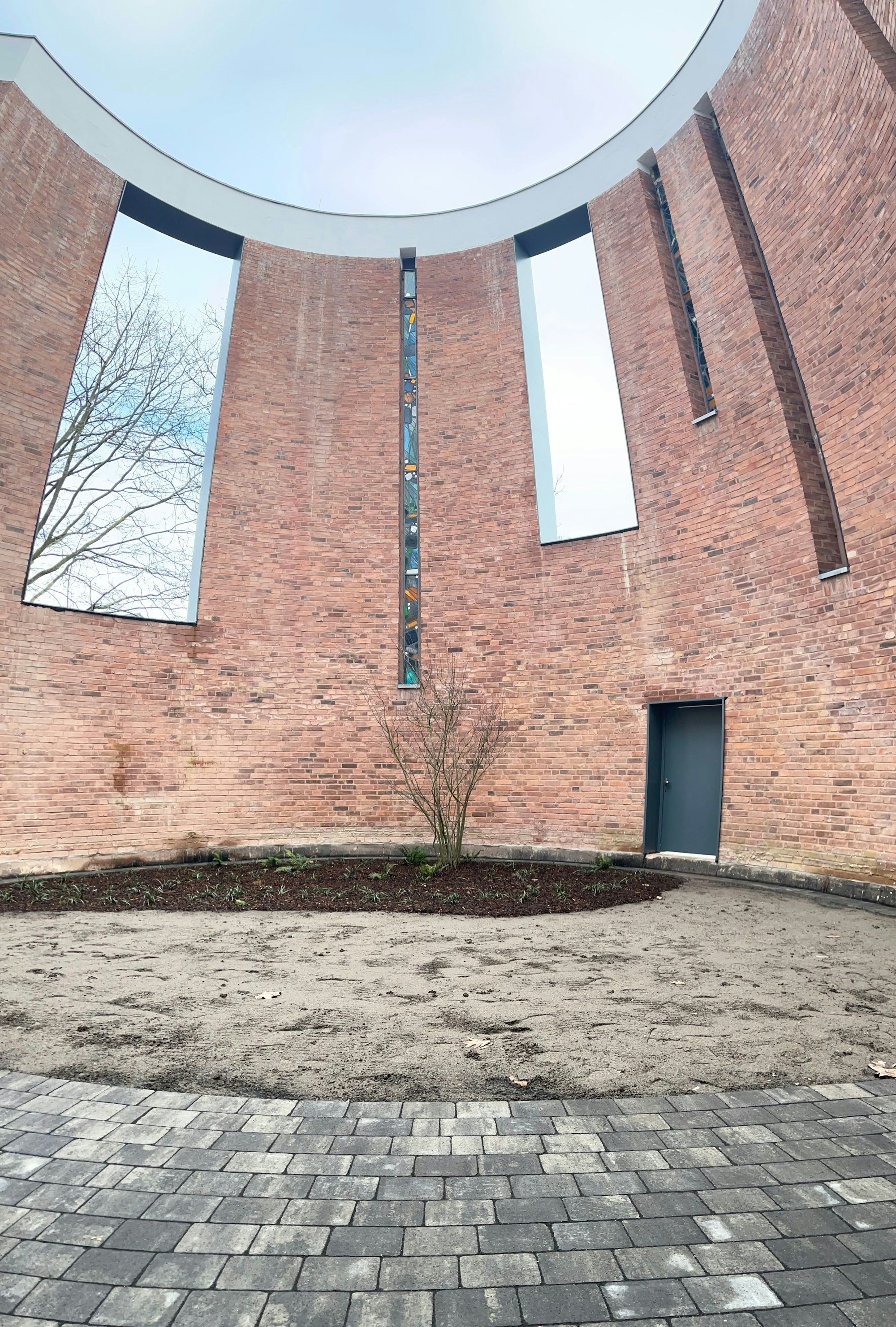 Der Innenhof ist von Kirchenmauern umgeben.