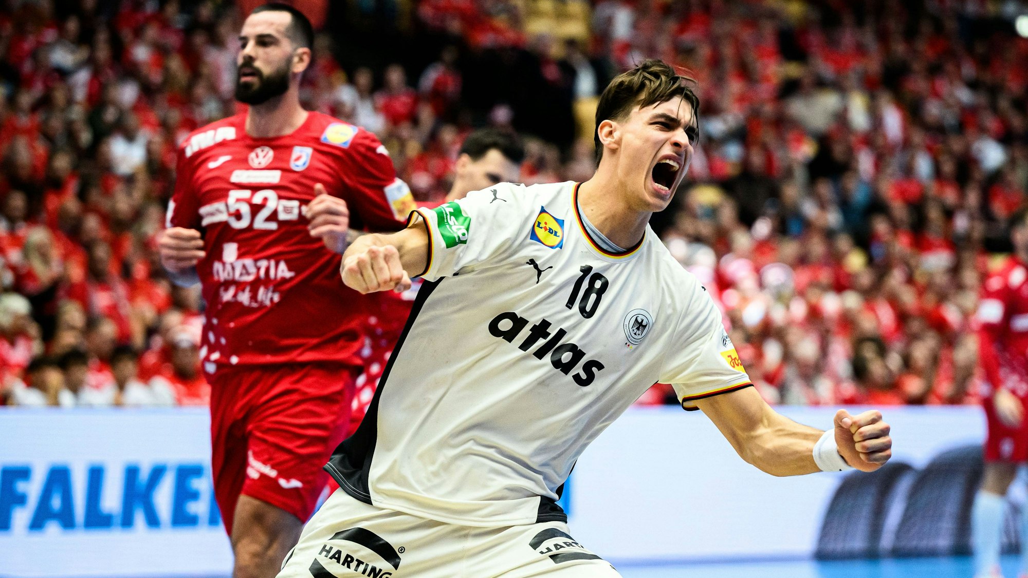 Julian Köster ballt jubelnd die Fäuste.