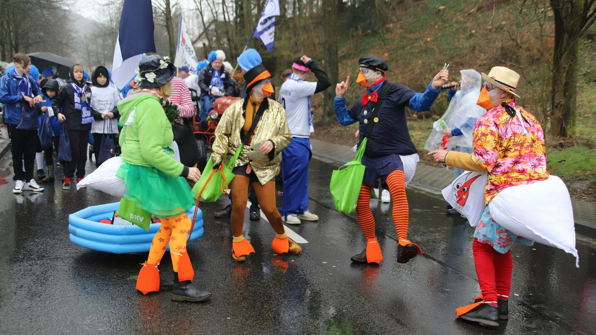 Ohne Zugleitung könnten die Jecken nicht so ausgelassen auf den Straßen feiern wie hier in Bröl.