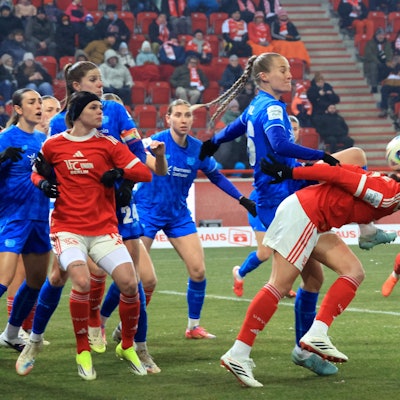 DEU, 2.BL, Frauen, 1.FC Union vs. Bayer Leverkusen, / 23.01.2026, Stadion Alte Foersterei, Berlin, DEU, 2.BL, Frauen, 1.FC Union vs. Bayer Leverkusen, im Bild: Eckball, Tysiak Amber1.FC Union Berlin 26, Vidal Juliette Bayer Leverkusen 56 DFL - regulations prohibit any use of Photographs as image sequences and/or quasi-video *** DEU, 2 BL, Frauen, 1 FC Union vs Bayer Leverkusen, 23 01 2026, Stadion Alte Foersterei, Berlin, DEU, 2 BL, Frauen, 1 FC Union vs Bayer Leverkusen, im Bild Eckball, Tysiak Amber 1 FC Union Berlin 26 , Vidal Juliette Bayer Leverkusen 56 DFL regulations prohibit any use of Photographs as image sequences and or quasi video nordphotoxGmbHx/xEngler nph00076