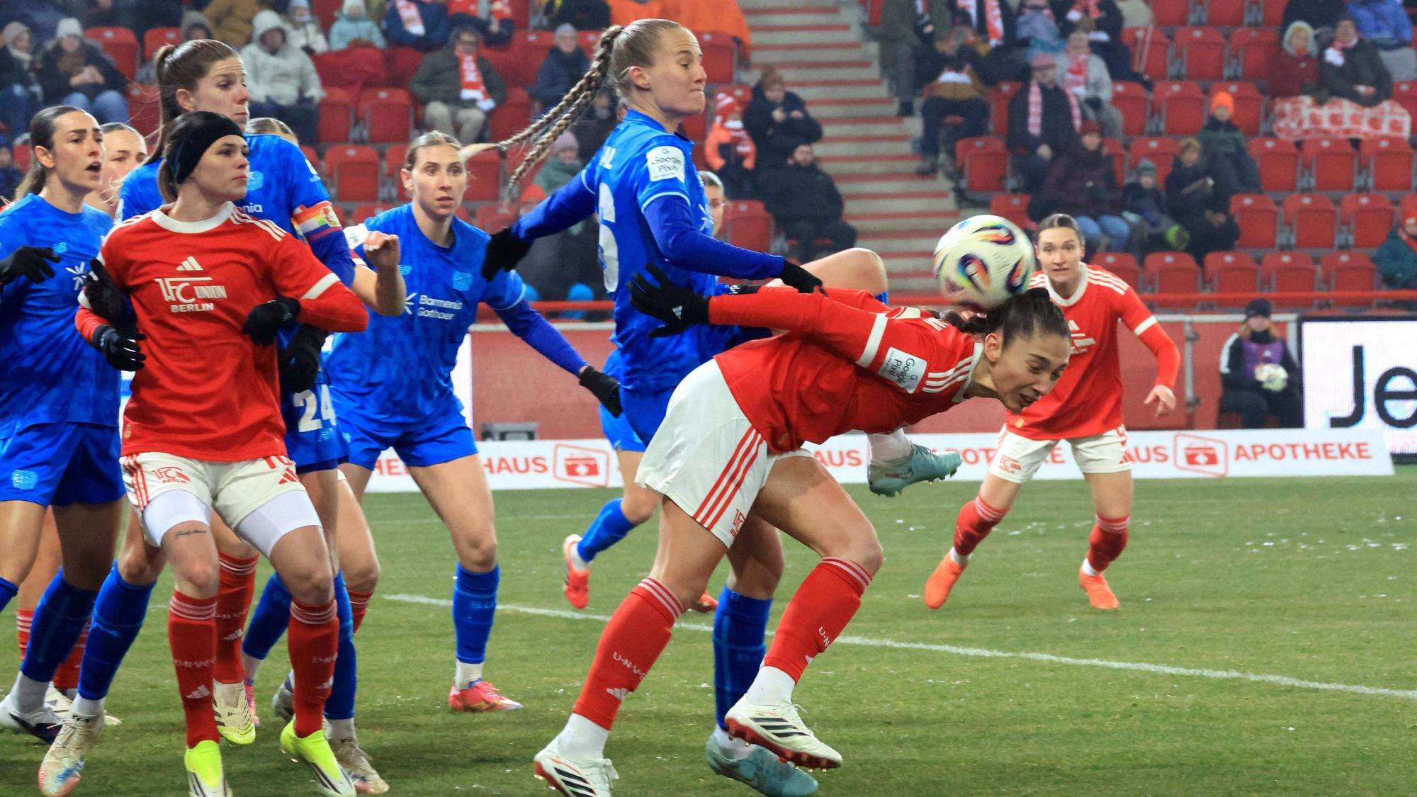 DEU, 2.BL, Frauen, 1.FC Union vs. Bayer Leverkusen, / 23.01.2026, Stadion Alte Foersterei, Berlin, DEU, 2.BL, Frauen, 1.FC Union vs. Bayer Leverkusen, im Bild: Eckball, Tysiak Amber1.FC Union Berlin 26, Vidal Juliette Bayer Leverkusen 56 DFL - regulations prohibit any use of Photographs as image sequences and/or quasi-video *** DEU, 2 BL, Frauen, 1 FC Union vs Bayer Leverkusen, 23 01 2026, Stadion Alte Foersterei, Berlin, DEU, 2 BL, Frauen, 1 FC Union vs Bayer Leverkusen, im Bild Eckball, Tysiak Amber 1 FC Union Berlin 26 , Vidal Juliette Bayer Leverkusen 56 DFL regulations prohibit any use of Photographs as image sequences and or quasi video nordphotoxGmbHx/xEngler nph00076