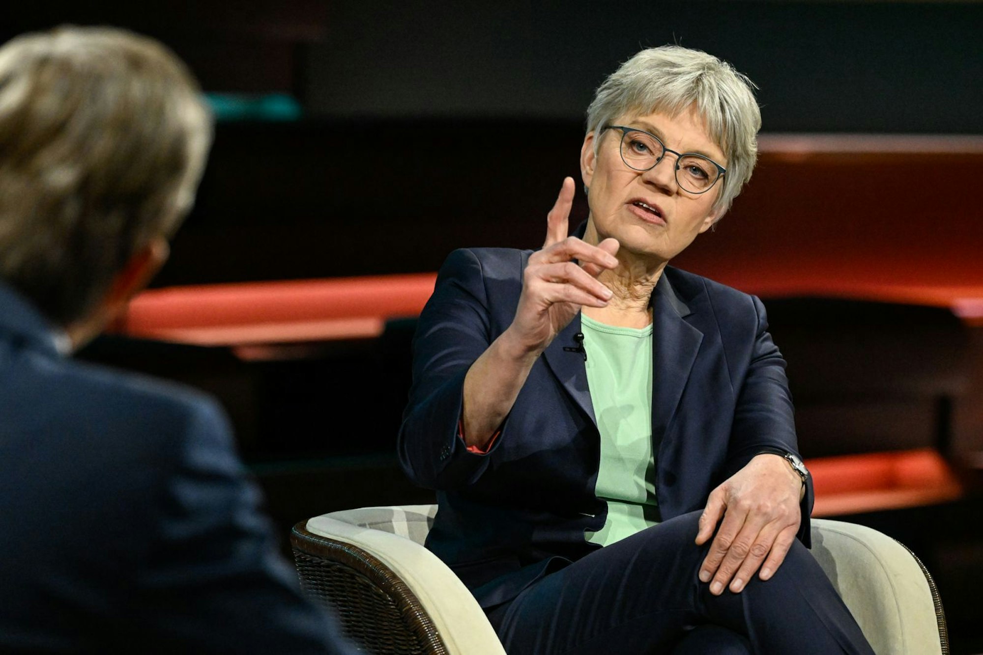 Journalistin Antje Höning überraschte den ZDF-Moderator am Donnerstagabend mit einem drastischen Vorschlag. (Bild: ZDF / Markus Hertrich)