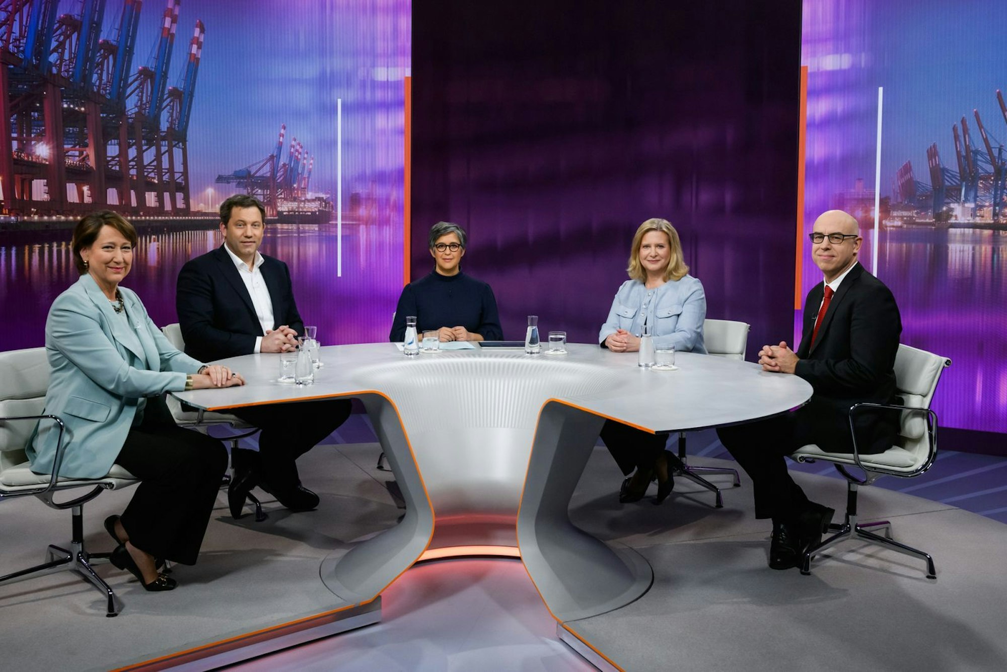 Weil Maybrit Illner wegen eines Trauerfalls in der Familie verhindert war, moderierte Shakuntala Banerjee (Mitte) den ZDF-Talk. (Bild: ZDF / Jule Roehr)