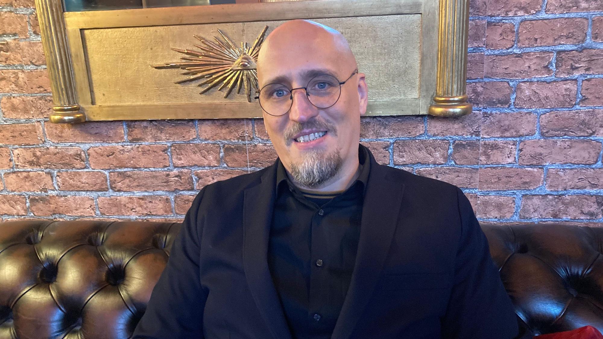 Michael H. Lux trägt eine runde Brille, einen grauen Bart und eine Glatze.