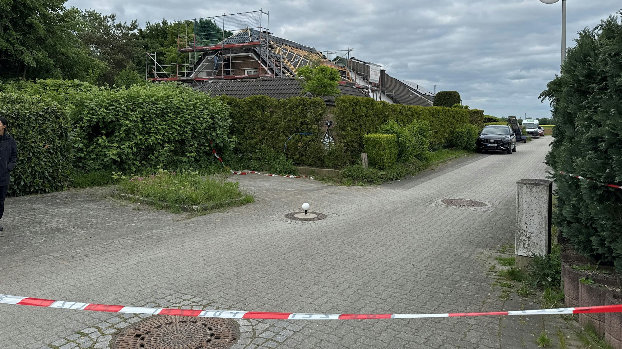 Auf dem Bild ist eine als Tatort abgesperrte Straße zu sehen.