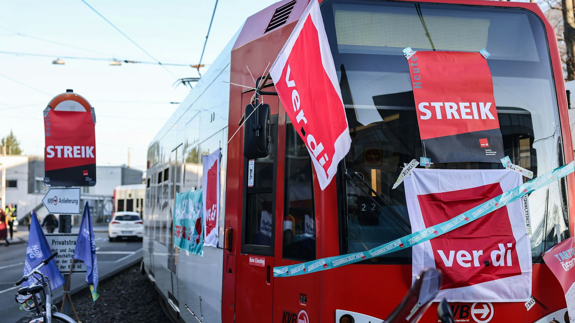ARCHIV - 14.02.2023, Nordrhein-Westfalen, Köln: Eine mit Streik-Plakaten beklebte Straßenbahn der Kölner Verkehrs-Betriebe (KVB) steht vor dem Bahndepot. (zu dpa: «Im NRW-Nahverkehr drohen Warnstreiks») Foto: Oliver Berg/dpa +++ dpa-Bildfunk +++