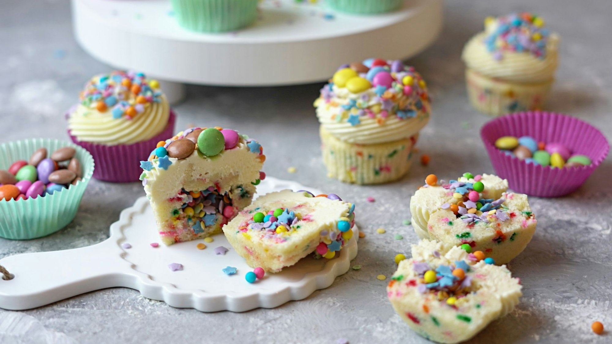 Bei den Funfetti Cupcakes von Food-Bloggerin Mareike Pucka sind die Streusel nicht nur obendrauf, sondern überraschen auch im Innern - so erinnern sie an Konfetti.