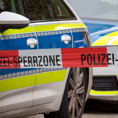 Absperrband der Polizei vor Einsatzfahrzeugen