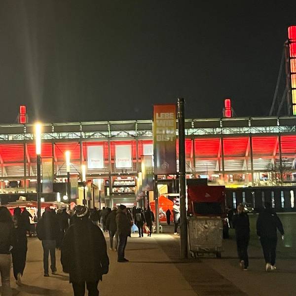 Eine Abendansicht des Rhein-Energie-Stadions.
