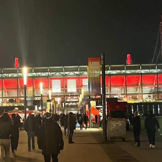 Eine Abendansicht des Rhein-Energie-Stadions.