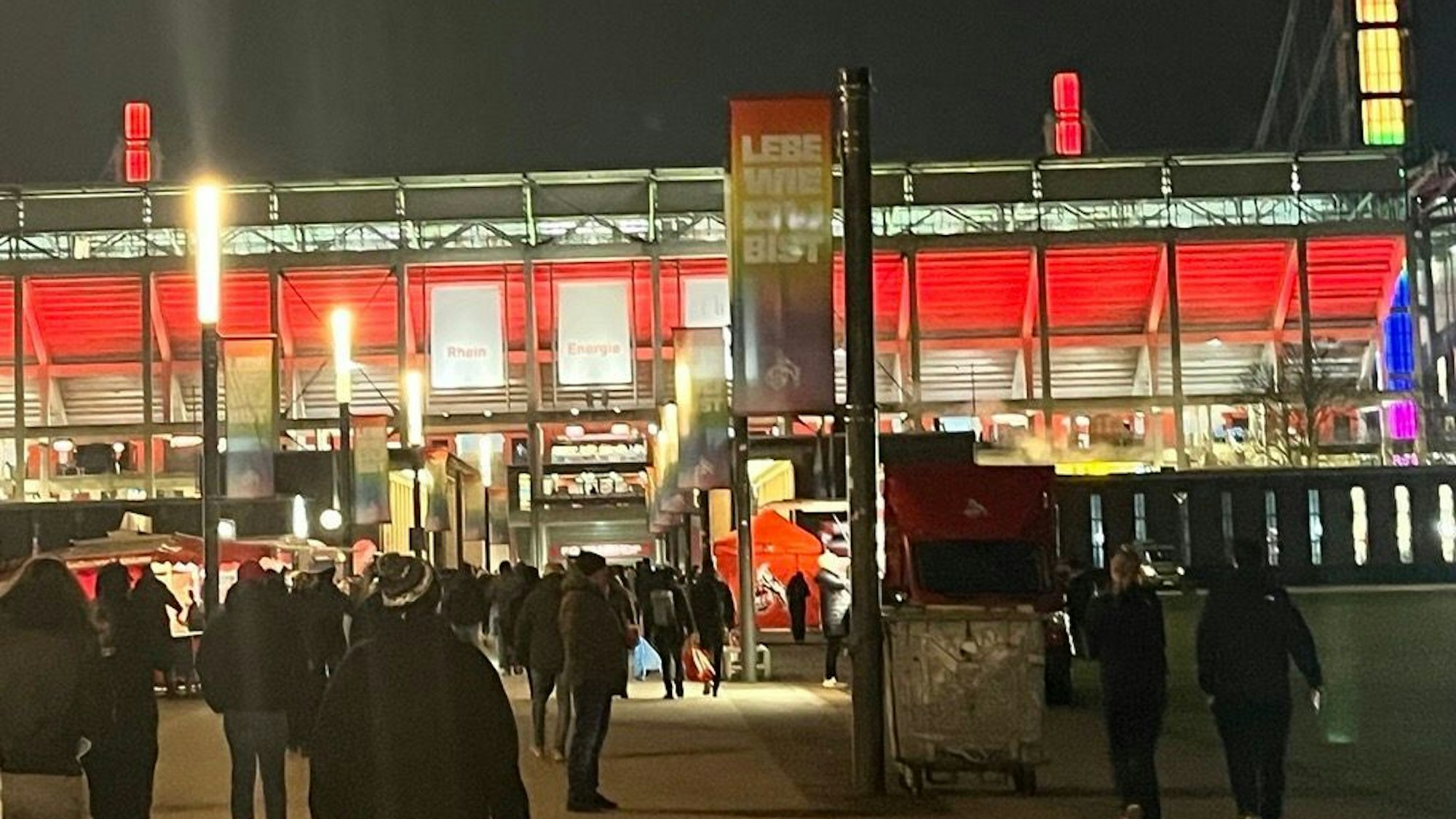 Eine Abendansicht des Rhein-Energie-Stadions.