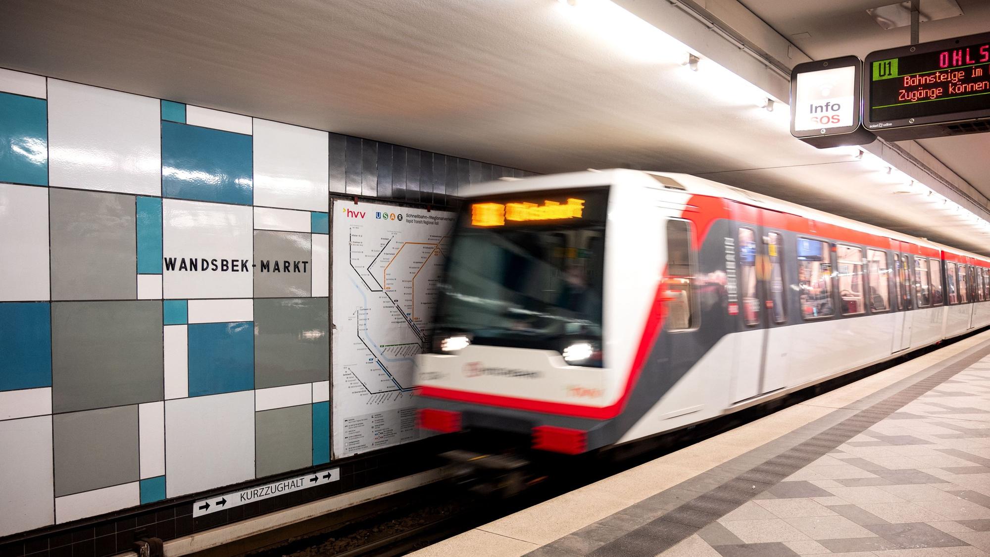 Am U-Bahnhof Wandsbek-Markt in Hamburg sind zwei Menschen gestorben.