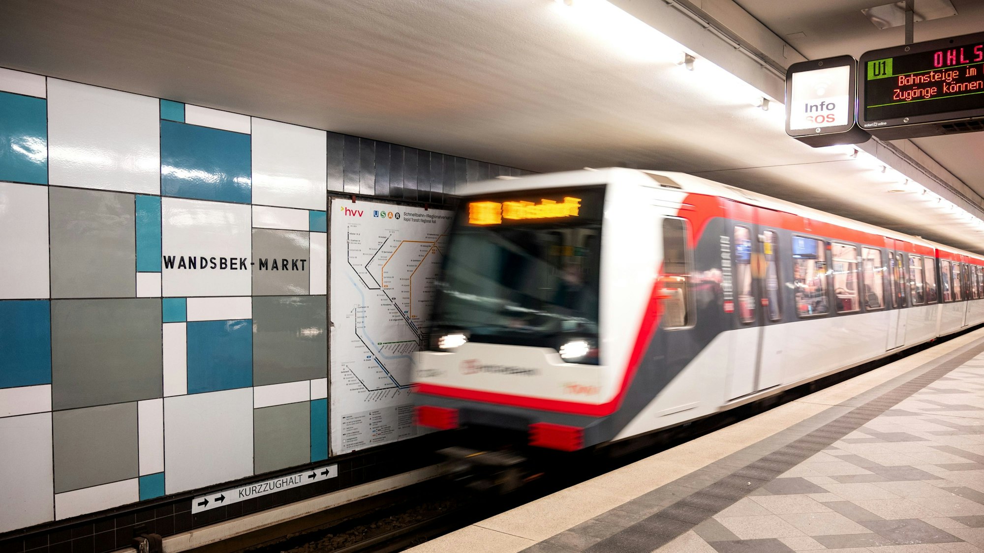 Am U-Bahnhof Wandsbek-Markt in Hamburg sind zwei Menschen gestorben.