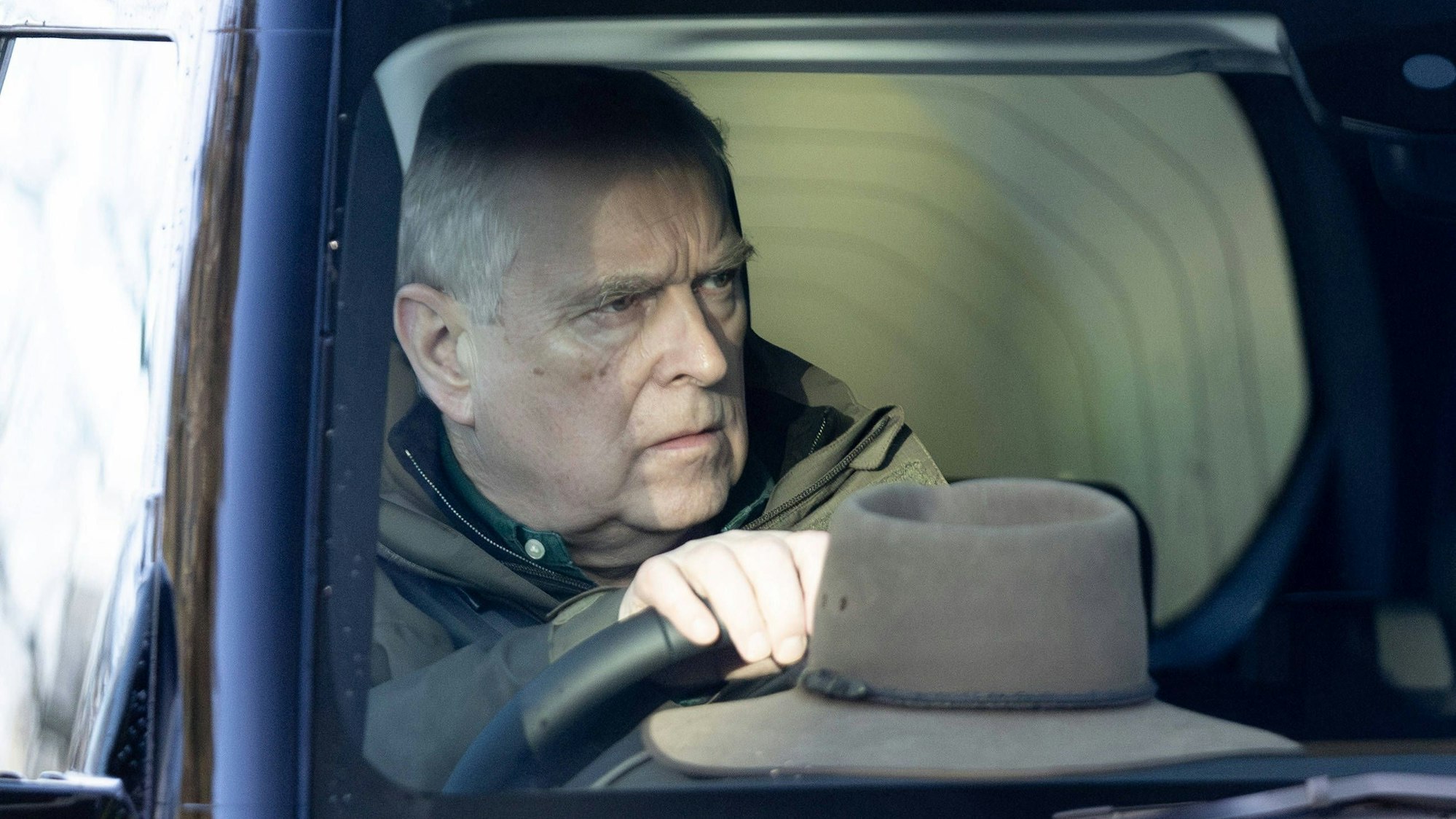 Andrew Mountbatten-Windsor am Steuer eines Autos.