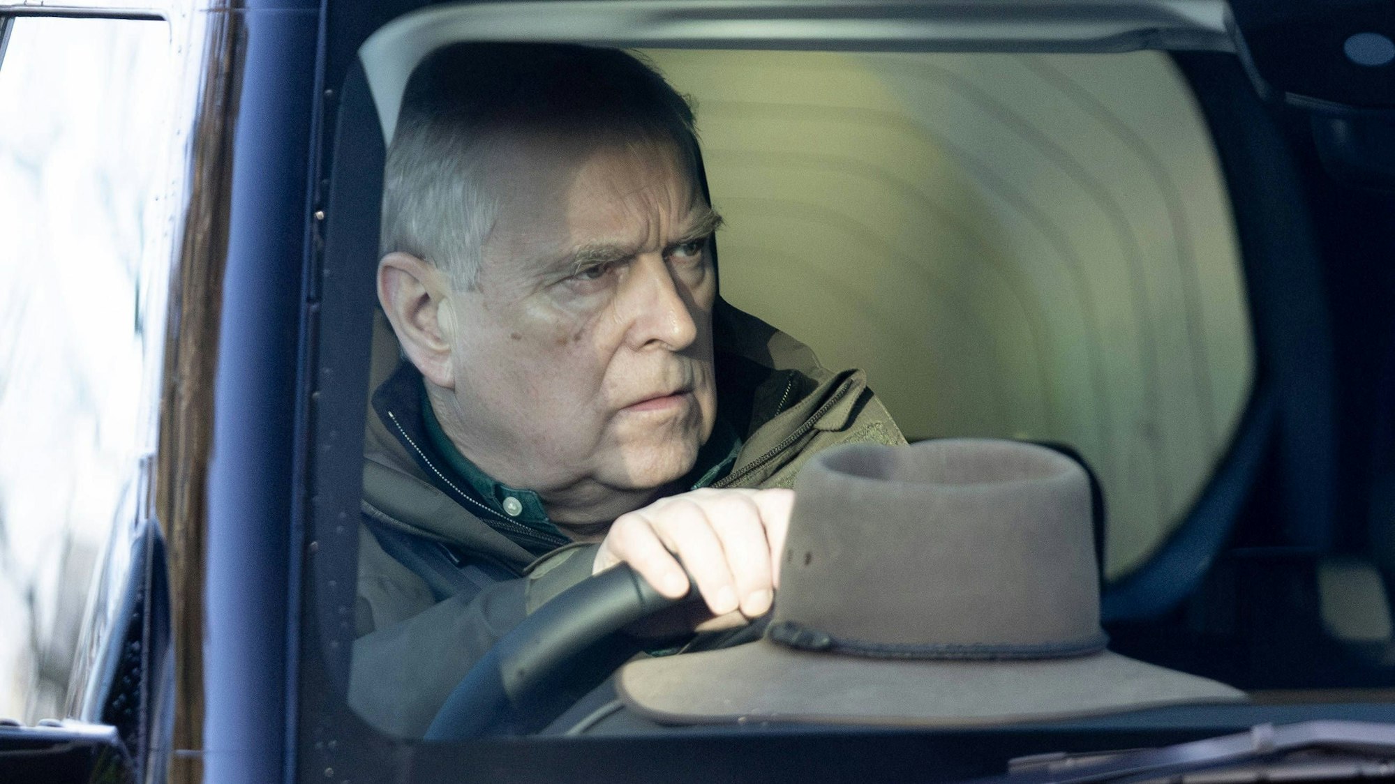 Andrew Mountbatten Windsor am Steuer eines Autos.