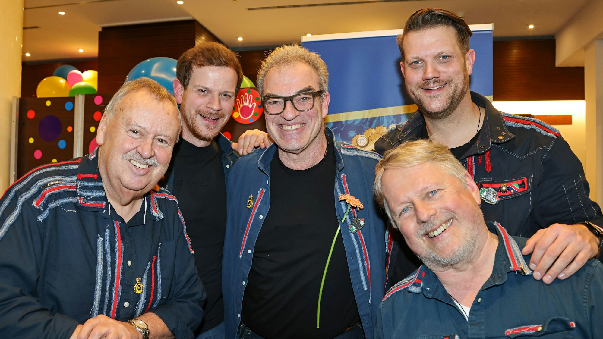 Die Rabaue stehen zum Gruppenfoto im Foyer.