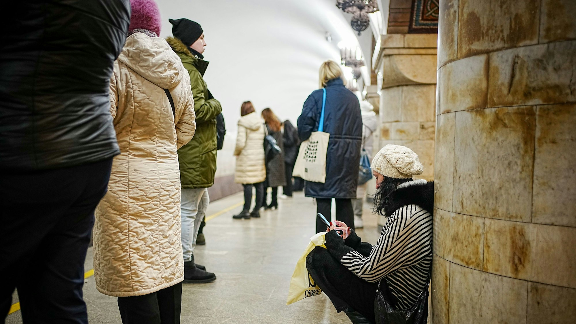 Kiew: Passanten während eines Luftalarms in der Metro (Archivbild). Am Samstag (31. Januar) fuhr die U-Bahn wegen eines Stromausfalls nicht.