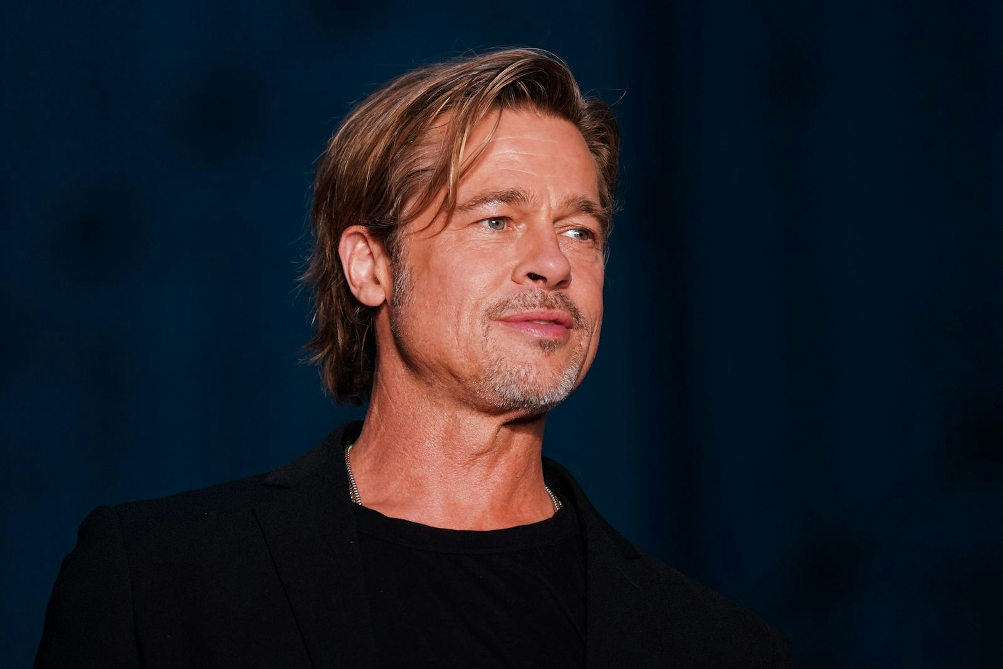 Brad Pitt verkleidete sich früher als überdimensionales Hühnchen, um Werbung für eine Fast-Food-Kette zu machen. (Bild: 2019 Getty Images/Ken Ishii)