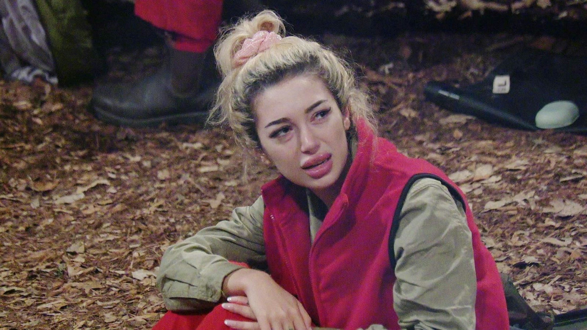 Und wer hat's erfunden? Die Schweizerin? Ariel jedenfalls hält die Erde für flach. Darüber gibt's im RTL-Dschungelcamp an Tag 9 großes Theater. (Bild: RTL)