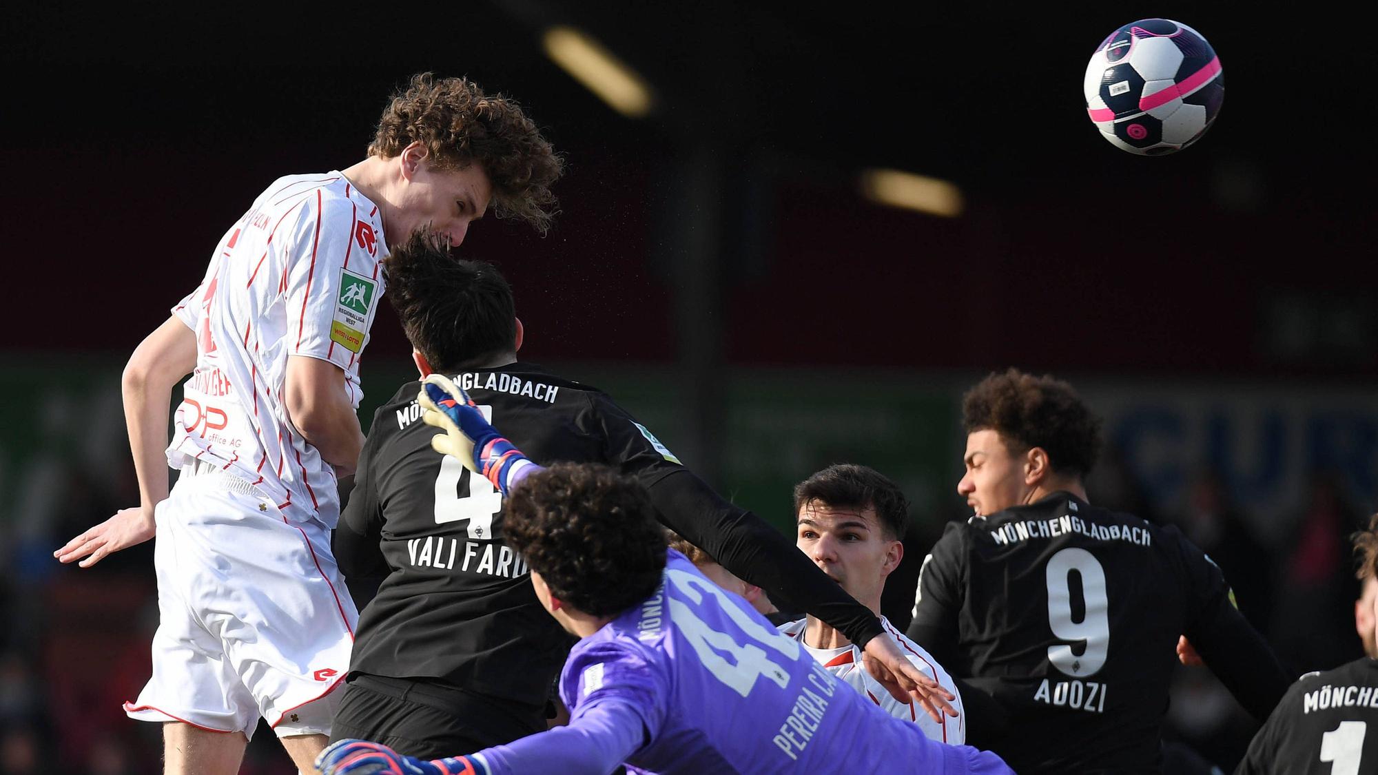31.01.2026, xophax, Fussball Regionalliga West. SC Fortuna Köln gegen Bor.Mönchegladbach U23 1 zu 0 für Fortuna. Links Torschütze Seymour Fünfer Fortuna Köln . Gladbacher Elias Vali Fard , Torwart Tiago Cardoso Pereira und Justin Adozi alle Bor. Mönchengladbach Koeln *** 31 01 2026, xophax, Soccer Regionalliga West SC Fortuna Köln vs Bor Mönchegladbach U23 1 to 0 for Fortuna Links Goalscorer Seymour Fünfer Fortuna Köln Gladbacher Elias Vali Fard , Goalkeeper Tiago Cardoso Pereira and Justin Adozi all Bor Mönchengladbach Koeln