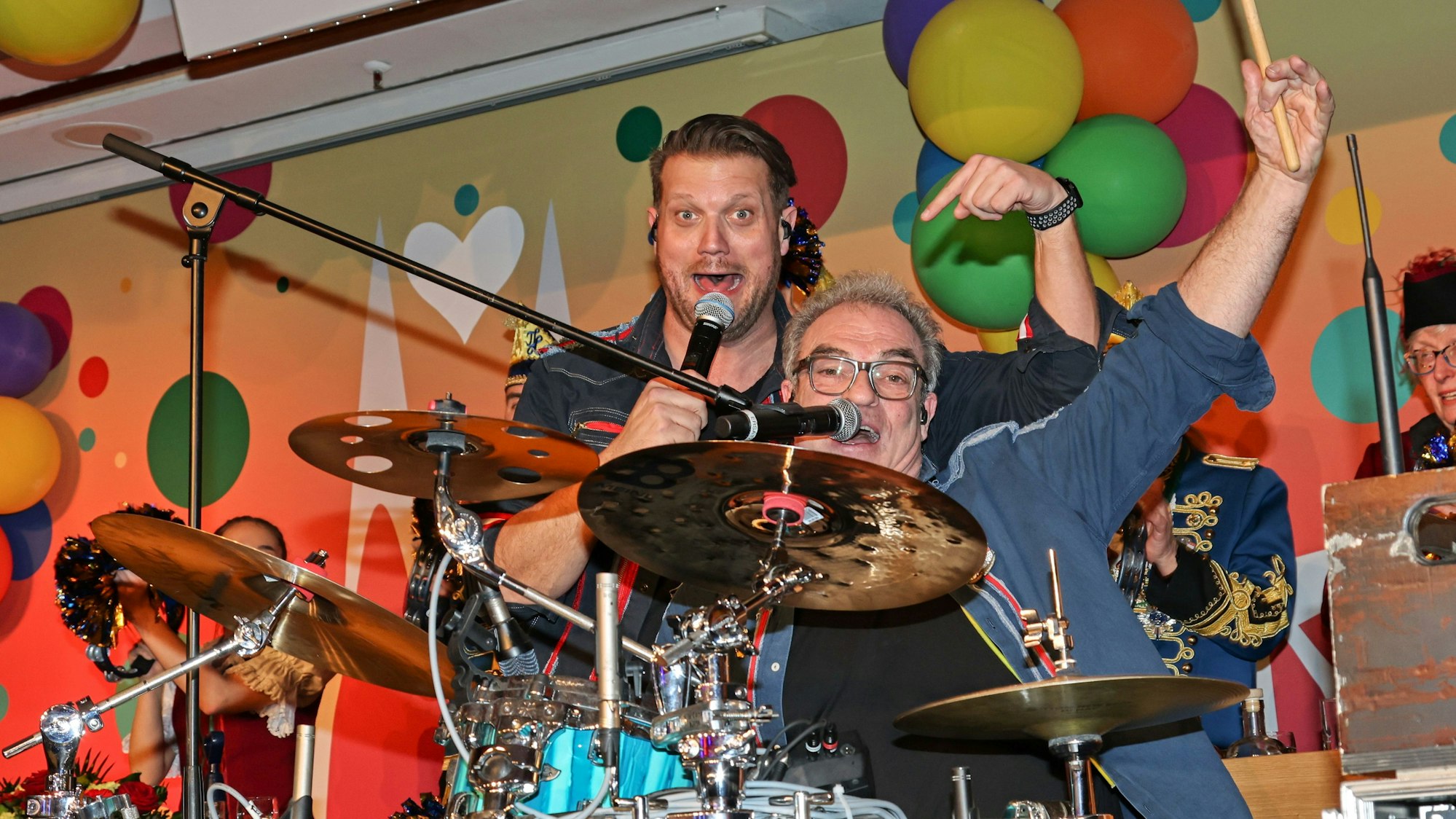 Alexander Barth zusammen mit Albert Detmer auf der Bühne.