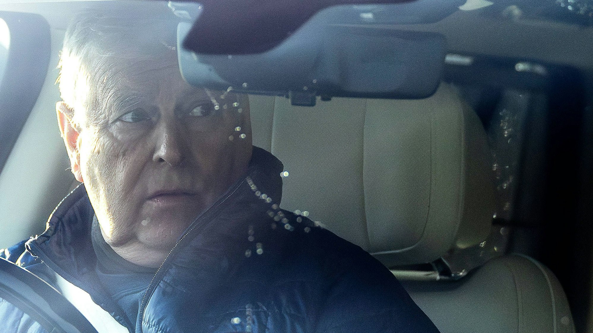 Prinz Andrew in einem Fahrzeug.