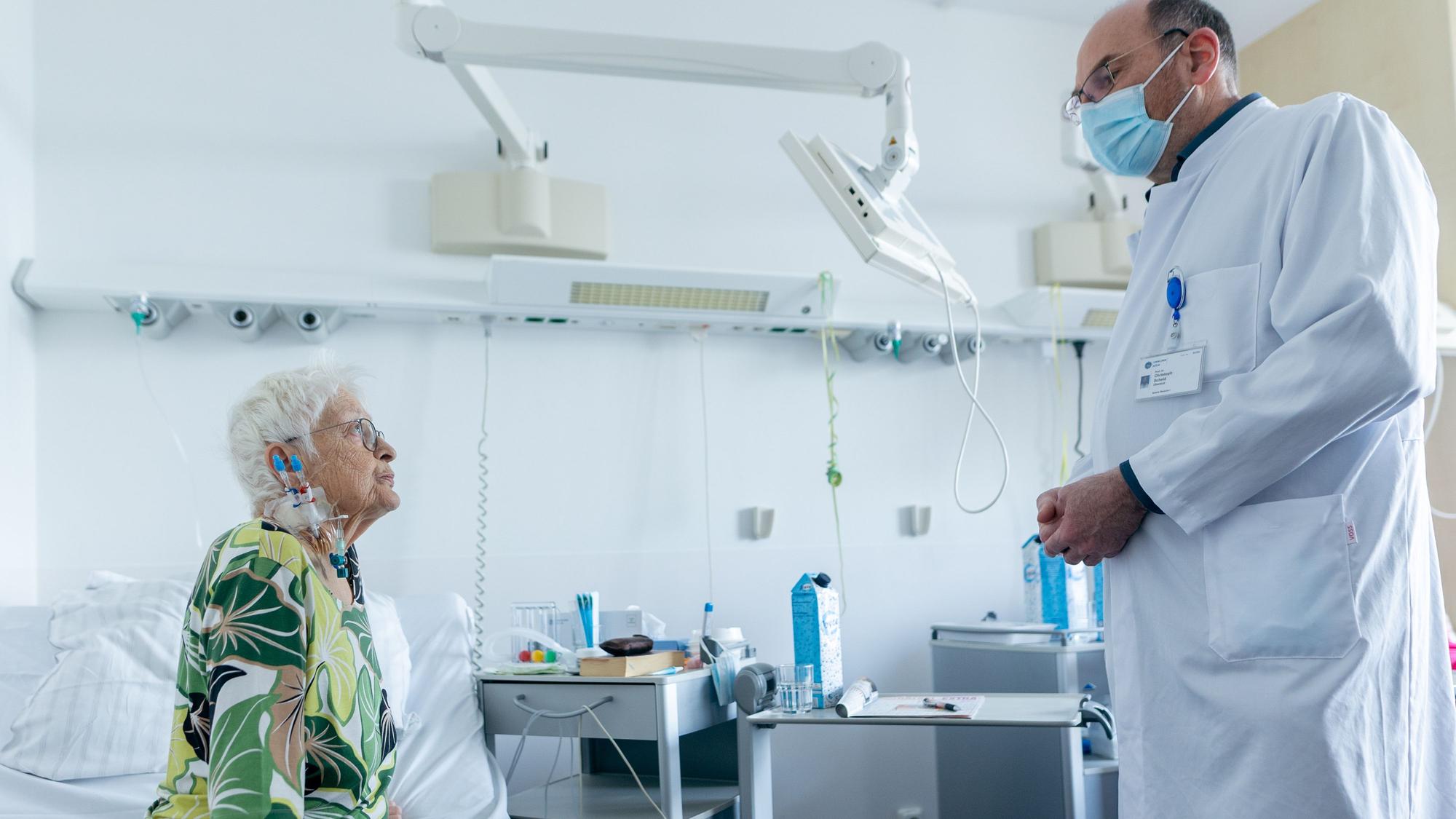 Onkologe Christof Scheid erklärt Patientin Rinkens, wie die Therapie ablaufen soll.