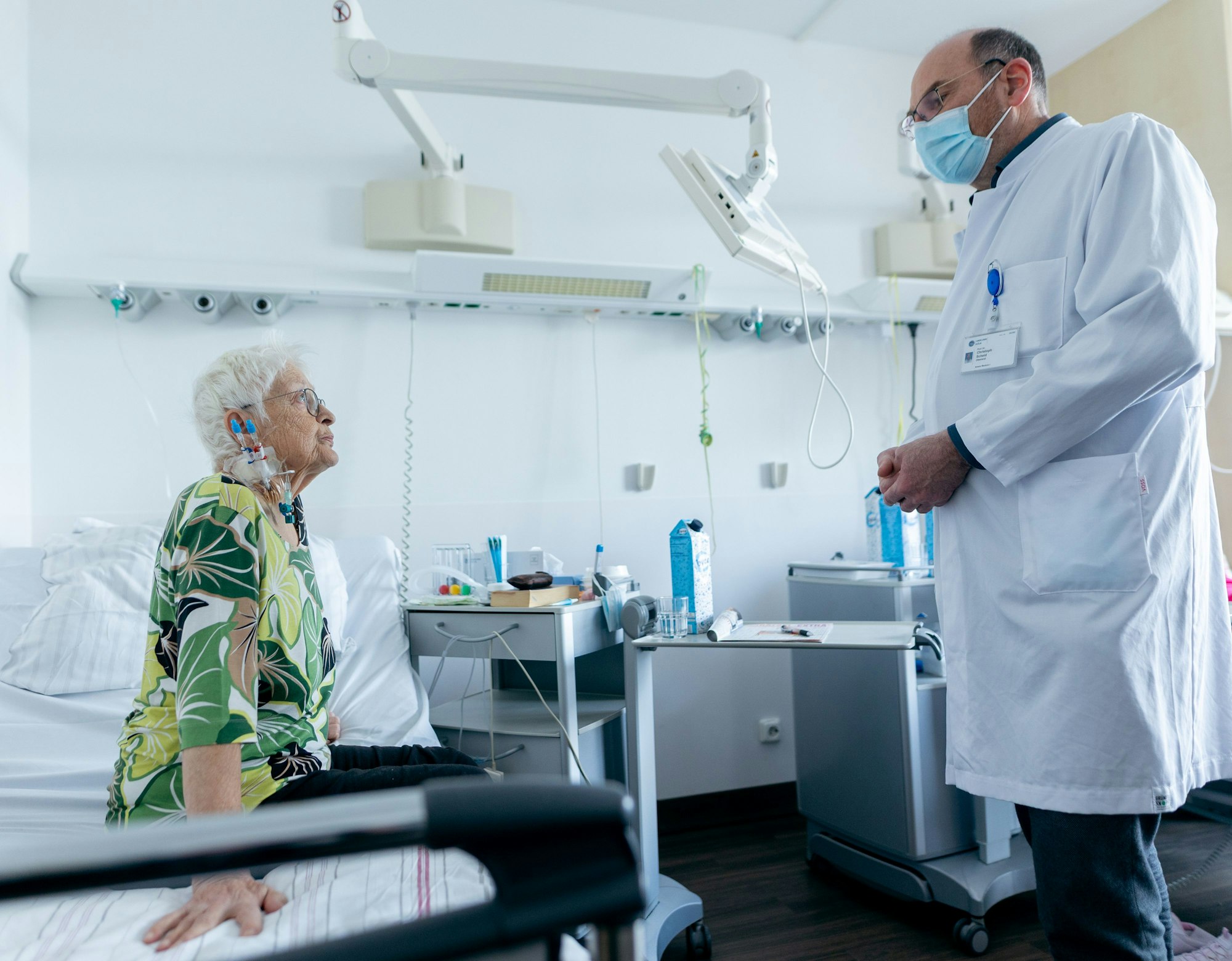 30.01.2026, Köln: In der Uniklinik werden CAR-T-Zellen hergestellt, die Krebs bekämpfen. Reportage von der Blutwäsche bis zur Zellproduktion - Ein Laborbesuch zum Weltkrebstag. Prof. dr. Christoph Scheid im Gespräch mit einer Patientin. Foto: Thilo Schmülgen