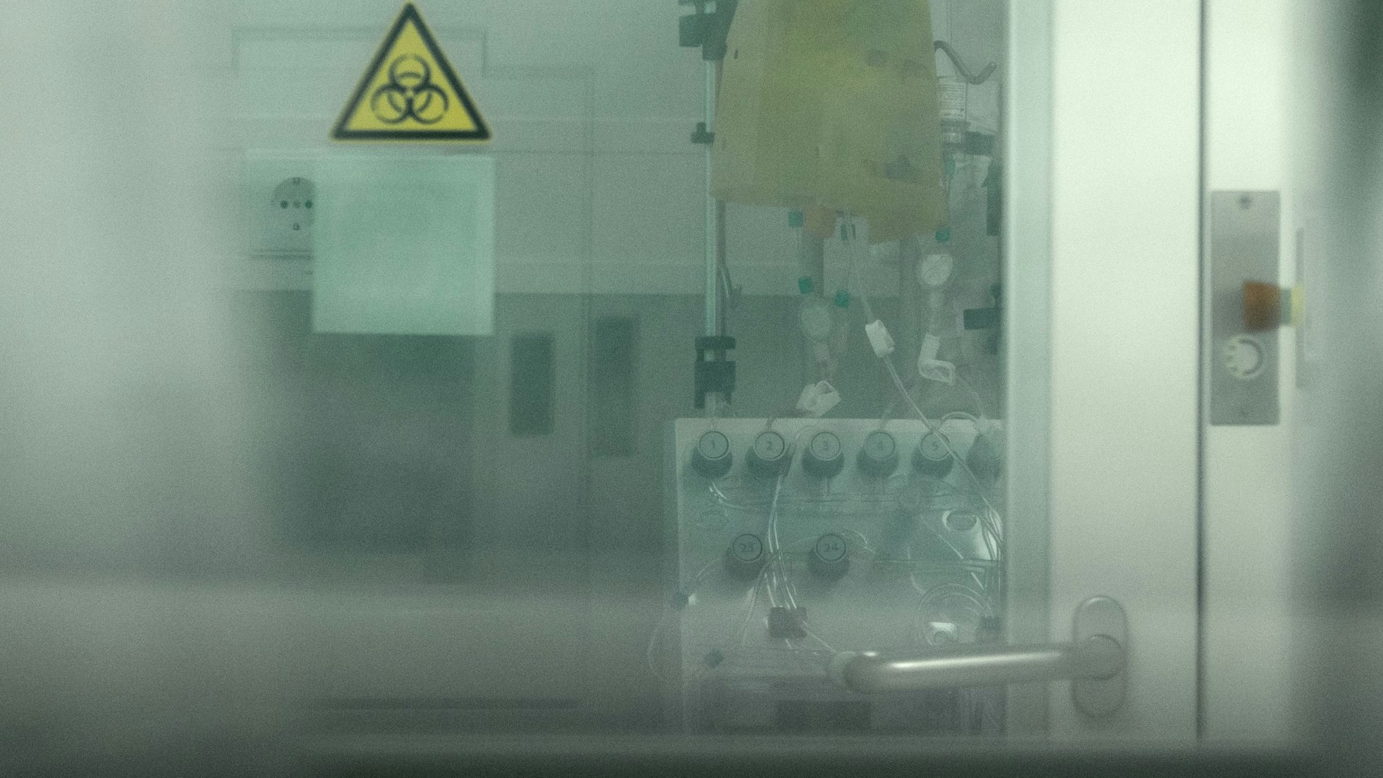 Der Reinraum, in dem Marguerite Rinkens' Zellen aufgemotzt werden, ist durch mehrere Türen gesichert. Hinein darf nur speziell geschultes Personal in Spezialkleidung.