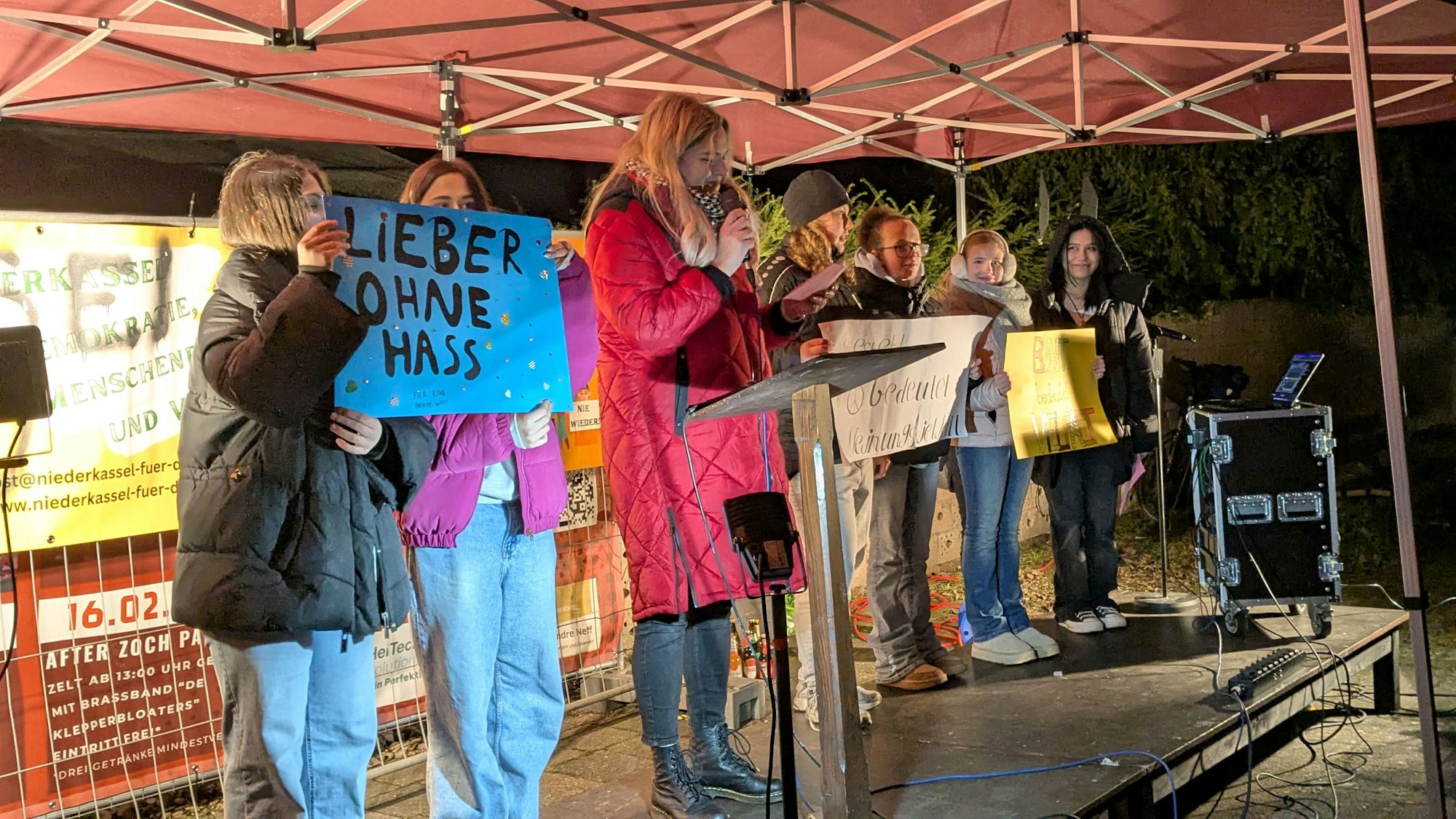 Teilnehmende der Alfred-Delp-Realschule auf der Bühne