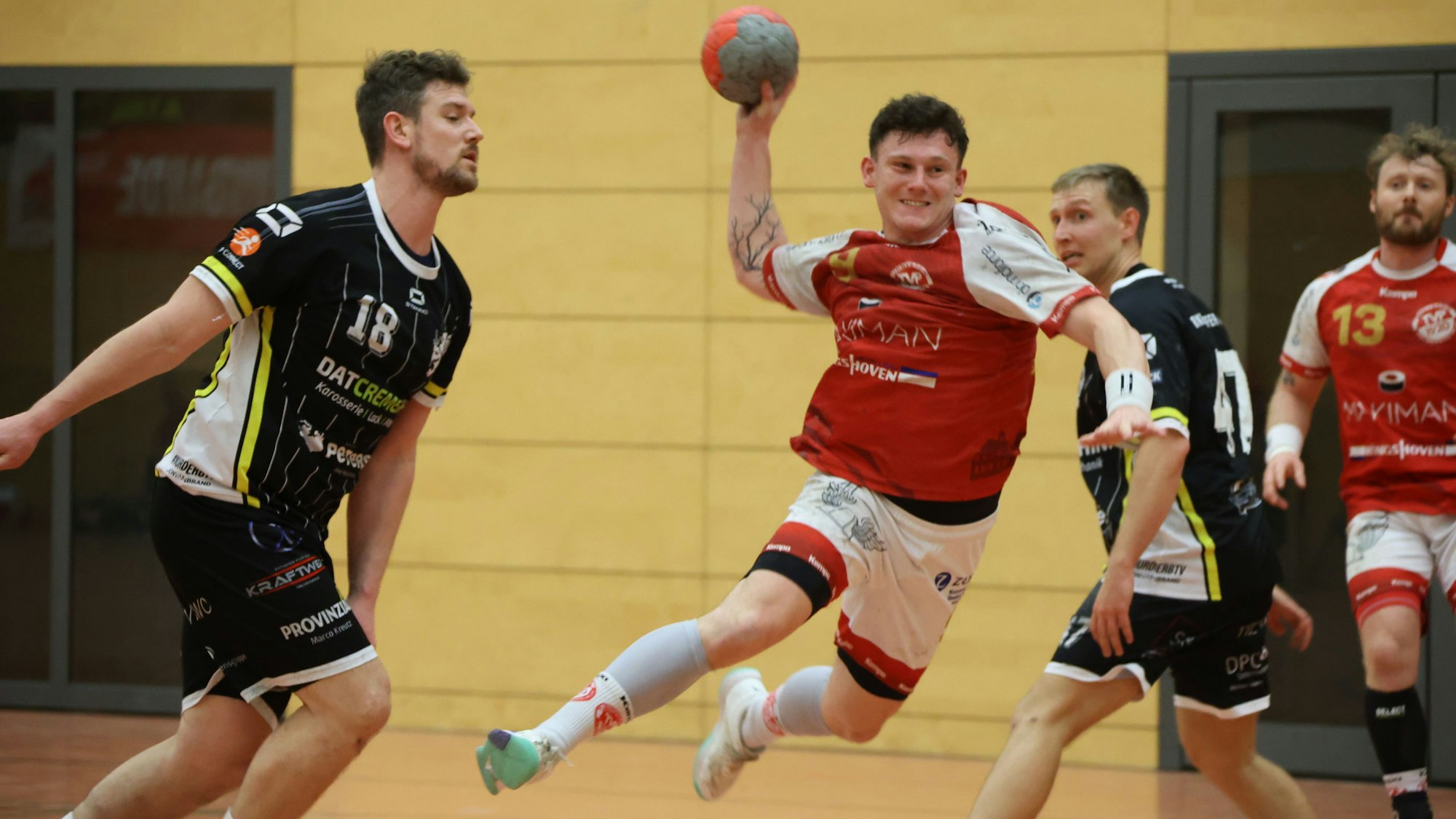 Marius Schmitz beim Sprungwurf. Seine Gegenspieler können nur zuschauen.