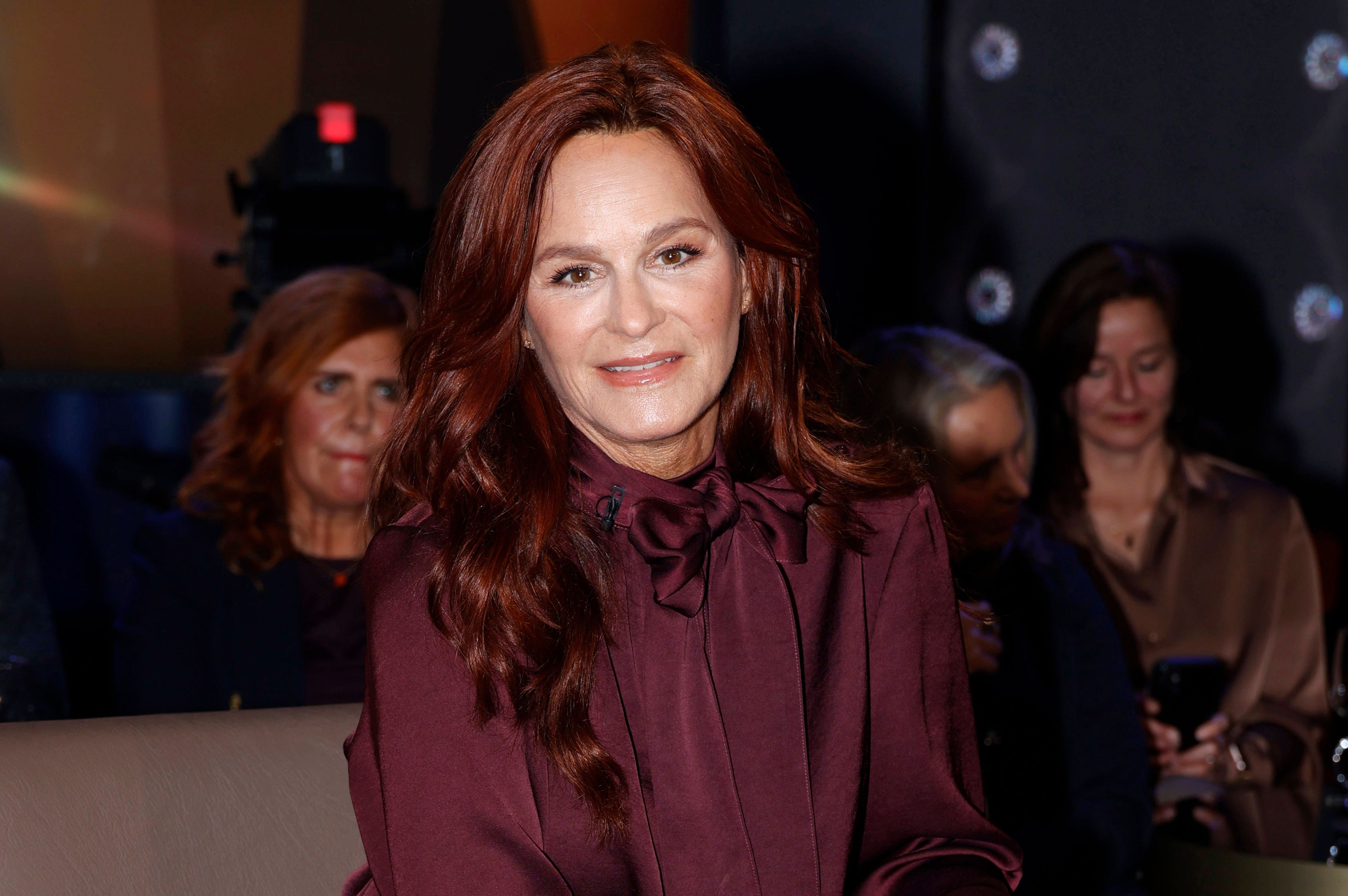 Andrea Berg mit roten Haaren und dunklem Oberteil.