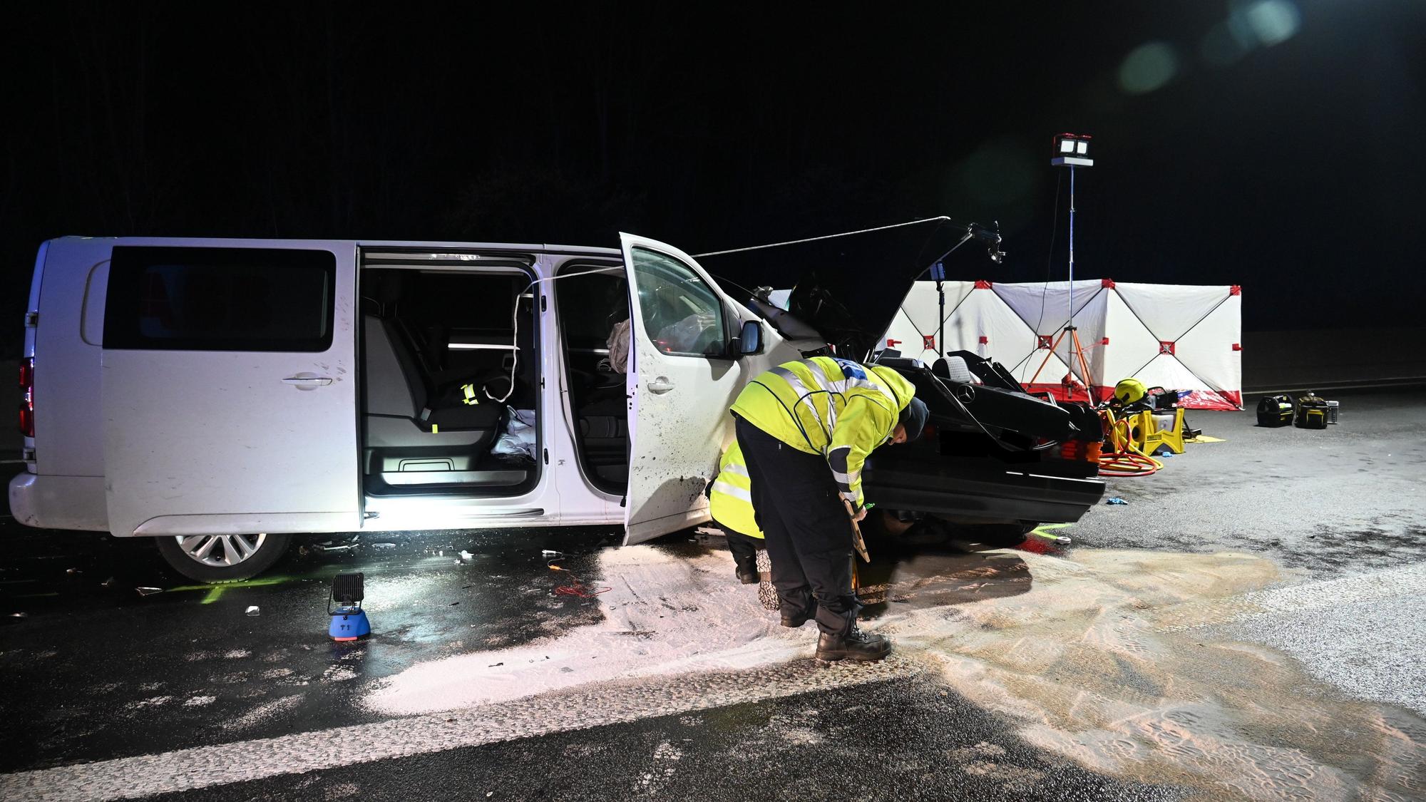 Der Fahrer eines Kleinbusses hatte einen Wagen erfasst, der auf der Fahrbahn zum Stehen gekommen war, nachdem er die Leitplanke touchiert hatte.